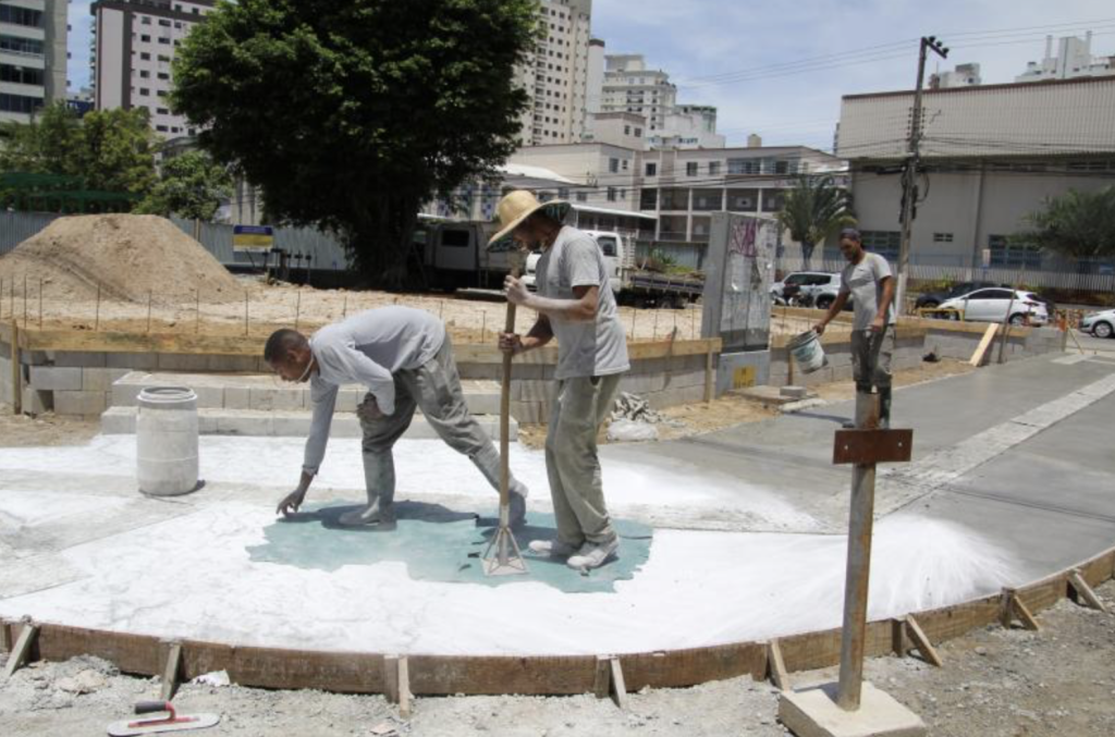 Avançam as obras de revitalização da Praça dos Correios