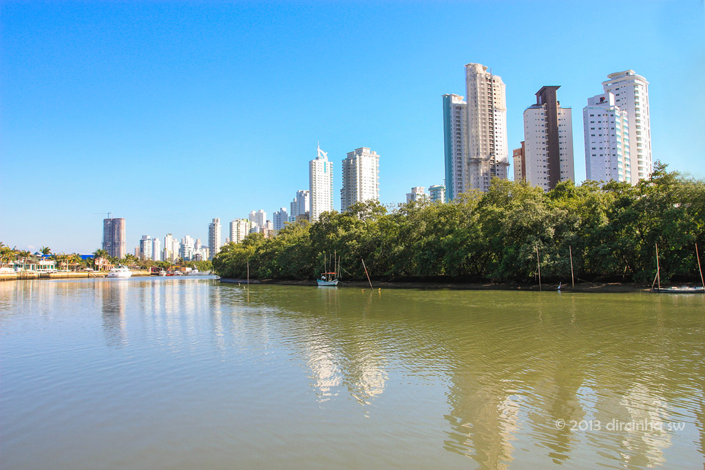 Águas de Camboriú recomenda não jogar lixo no rio ou em praias