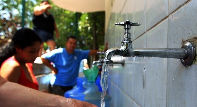 Milhões de brasileiros na linha de pobreza não recebem água tratada em casa