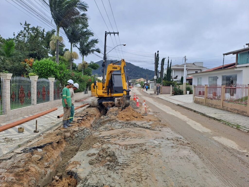 Obras da rede de esgoto no bairro Gravatá contribuem para um futuro mais saudável sustentável em Penha