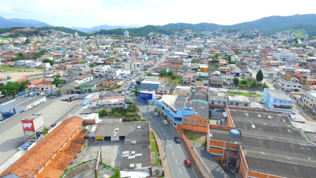 Expansão da rede de esgoto transforma praias e o mercado imobiliário em Santa Catarina