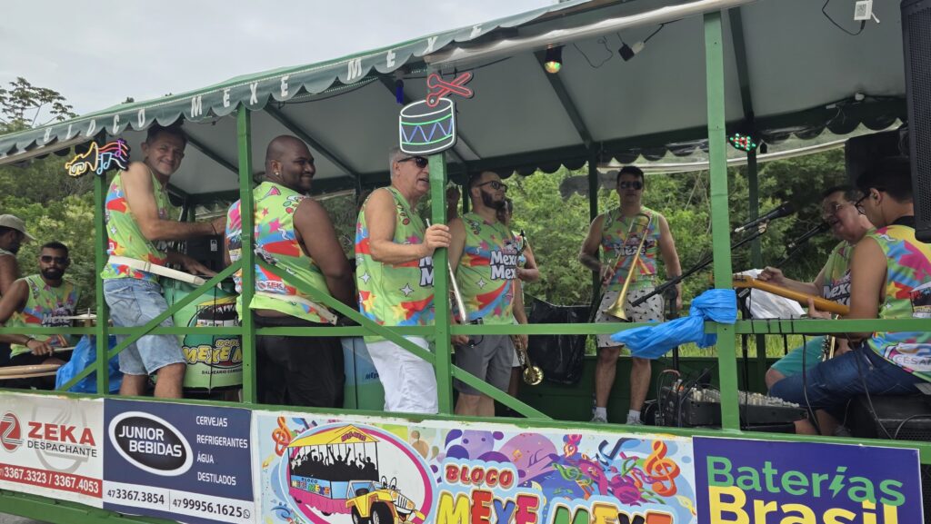 Sábado de Carnaval leva charangas aos bairros e anima moradores em Balneário Camboriú