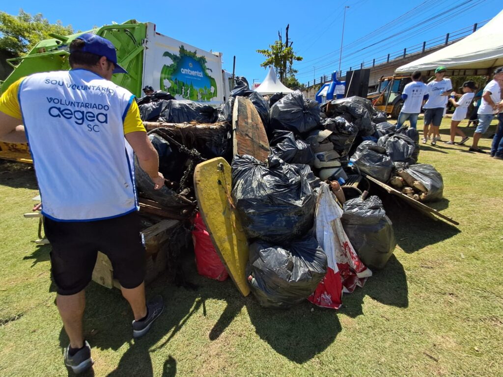 Voluntariado de Águas de Camboriú participa da limpeza do rio em comemoração ao Dia Mundial da Água, neste domingo (22)